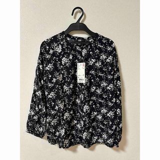 ユニクロ(UNIQLO)の【新品】ユニクロ　花柄ブラウス　S(シャツ/ブラウス(長袖/七分))