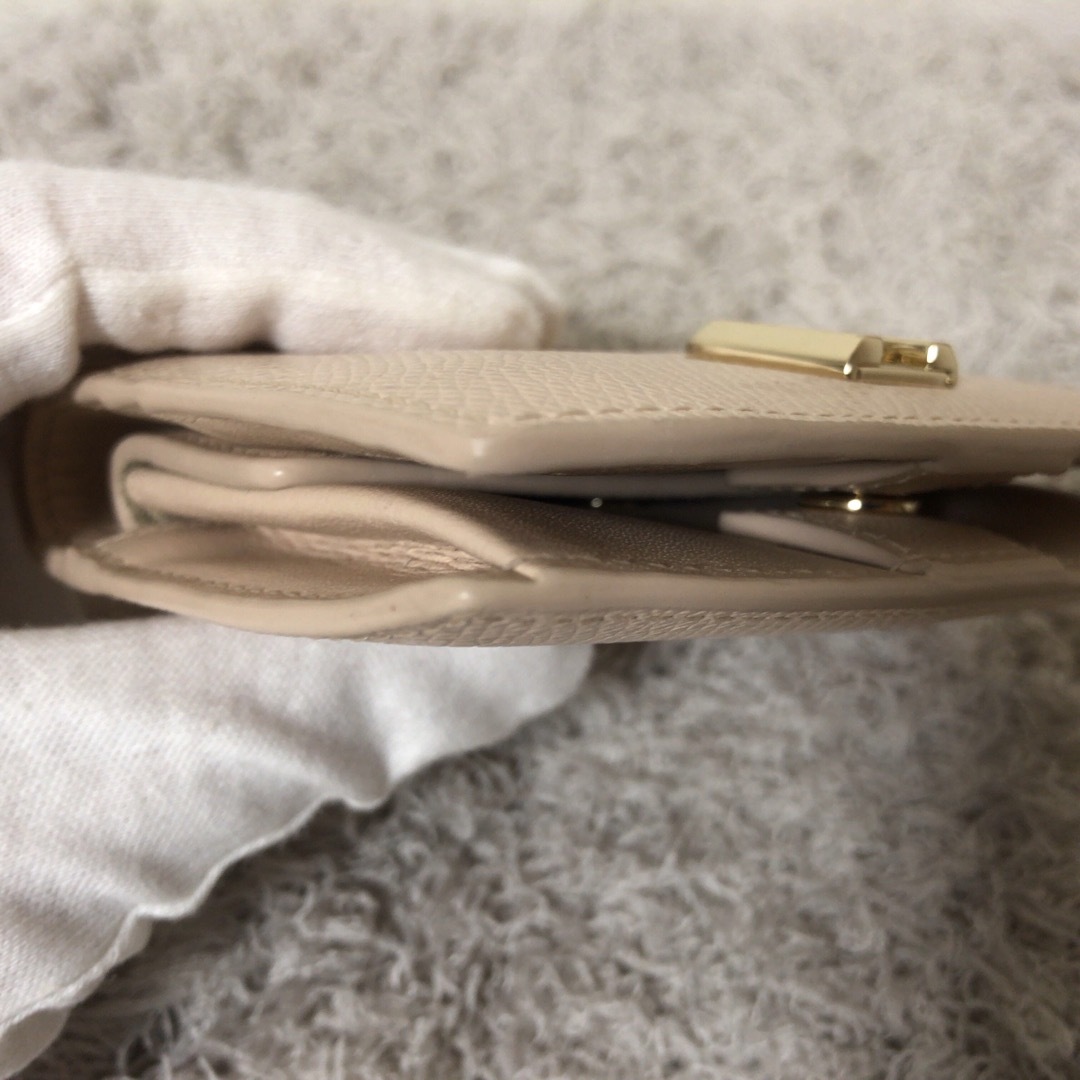 Furla(フルラ)の【即日発送可】フルラ FURLA 二つ折り財布 ダリアベージュ レディースのファッション小物(財布)の商品写真