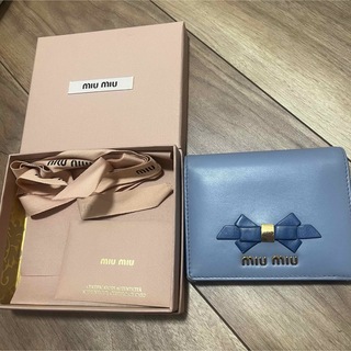 ミュウミュウ(miumiu)のMIUMIU 二つ折りリボン財布 ブルー 水色(財布)