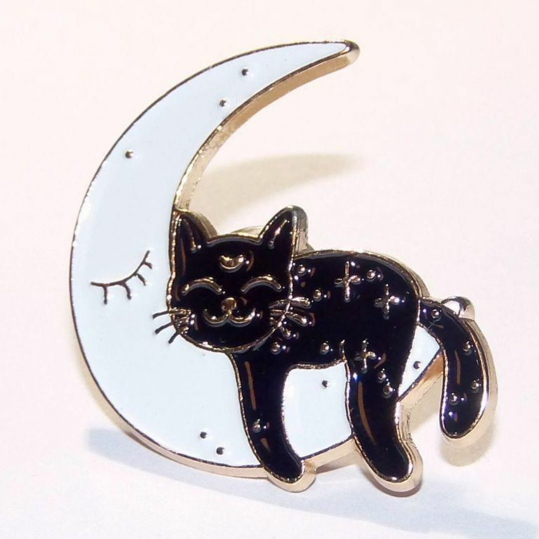 黒猫　ネコ　月　ピンバッジ　ピンズ　ピンブローチ　ブローチ　ラペルピン レディースのアクセサリー(ブローチ/コサージュ)の商品写真