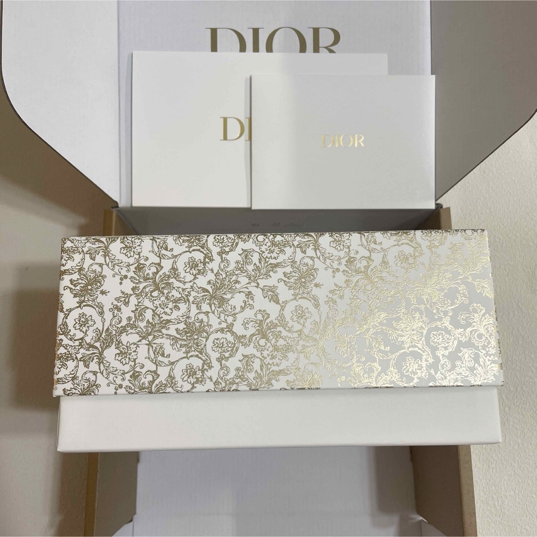 Christian Dior(クリスチャンディオール)のディオール2023ホリデー　限定　ギフトボックス　緩衝材 メッセージカード インテリア/住まい/日用品の収納家具(ケース/ボックス)の商品写真