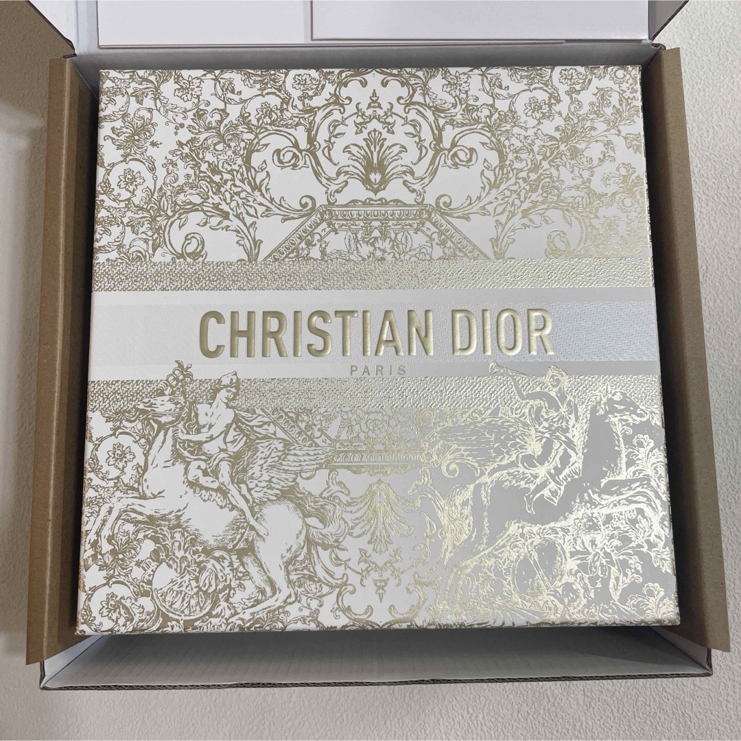 Christian Dior(クリスチャンディオール)のディオール2023ホリデー　限定　ギフトボックス　緩衝材 メッセージカード インテリア/住まい/日用品の収納家具(ケース/ボックス)の商品写真