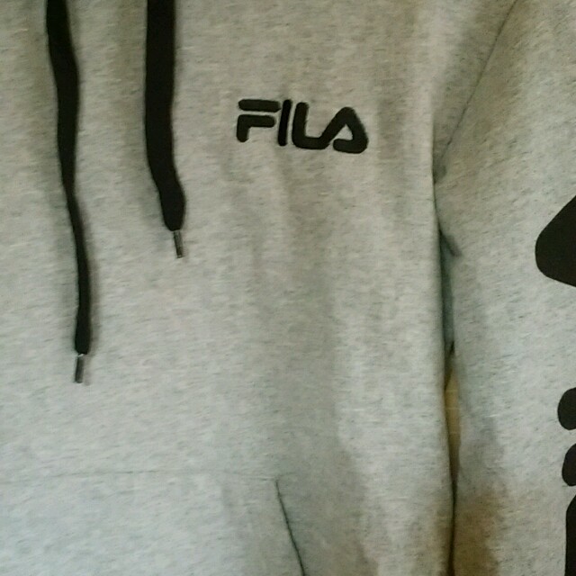 FILA(フィラ)のフィラFILA　腕ロゴ入りパーカー即購入ＯＫ レディースのトップス(トレーナー/スウェット)の商品写真