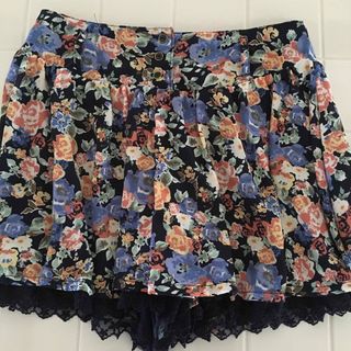 ハニーズ(HONEYS)の【美品】ショートキュロット　花柄　レース(キュロット)