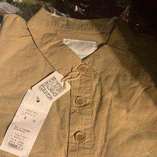 ナチュラルランドリー(NATURAL LAUNDRY)のベージュ新品未使用NATURAL RAUNDRY カラーシャツ7231T-001(シャツ/ブラウス(長袖/七分))