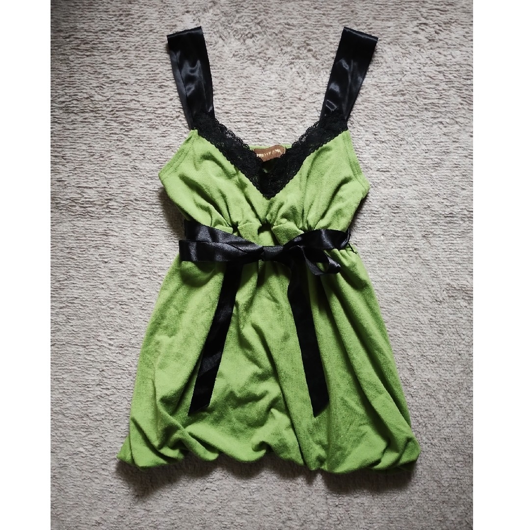 キャミソール　グリーン　若草色 × 黒　レース　リボン　バルーン裾 レディースのトップス(キャミソール)の商品写真