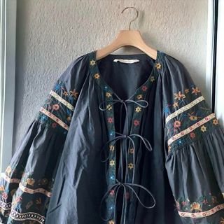 ザラ(ZARA)のZARA ザラ　花柄刺繍 ブラウス カットソー　 羽織り 前空き　 ボリューム袖(シャツ/ブラウス(長袖/七分))