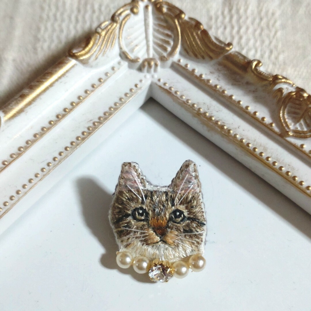 キジトラ猫の刺繍ブローチ　猫　刺繍　ブローチ ハンドメイドのアクセサリー(コサージュ/ブローチ)の商品写真