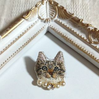 キジトラ猫の刺繍ブローチ　猫　刺繍　ブローチ(コサージュ/ブローチ)