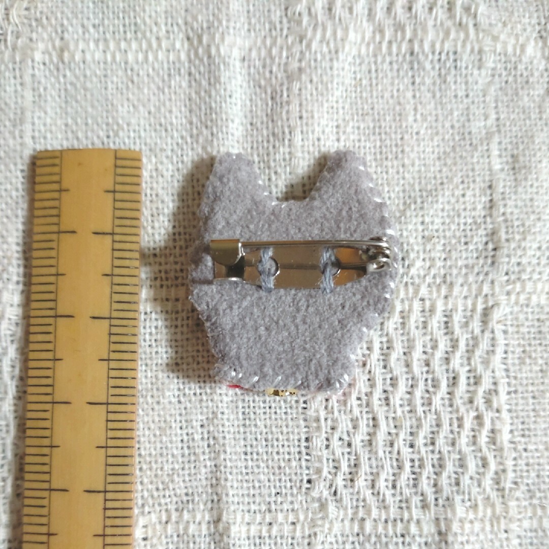 白黒ハチワレ猫の刺繍ブローチ　猫　刺繍　ブローチ ハンドメイドのアクセサリー(コサージュ/ブローチ)の商品写真