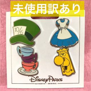 ディズニー(Disney)の未使用訳あり　ディズニー　アリス　バッジ　ピン　ドアノブ　帽子　カップ　セット(バッジ/ピンバッジ)