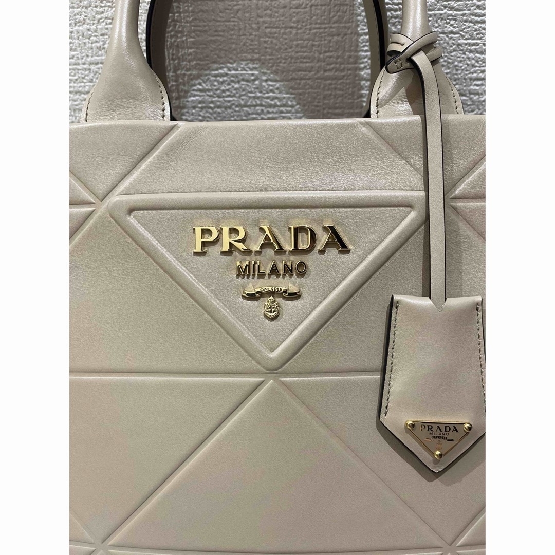 PRADA(プラダ)のPRADAプラダ シンボルトップステッチ レザースモールバッグ レディースのバッグ(ハンドバッグ)の商品写真