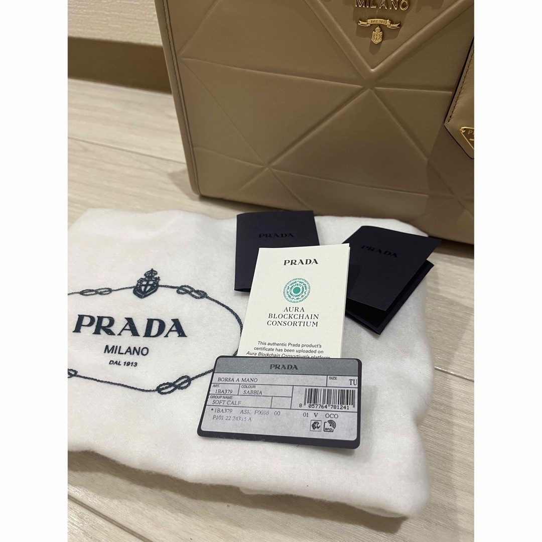 PRADA(プラダ)のPRADAプラダ シンボルトップステッチ レザースモールバッグ レディースのバッグ(ハンドバッグ)の商品写真