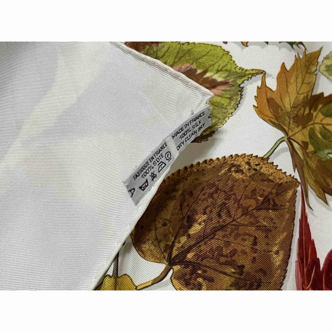 Hermes(エルメス)のHERMES エルメス カレ90 Tourbillon 落ち葉 レディースのファッション小物(バンダナ/スカーフ)の商品写真