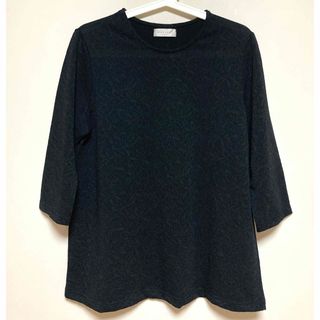 ユニクロ(UNIQLO)の美品 お花柄 プルオーバー 黒 長袖Tシャツ ロンT　ロンT(カットソー(長袖/七分))