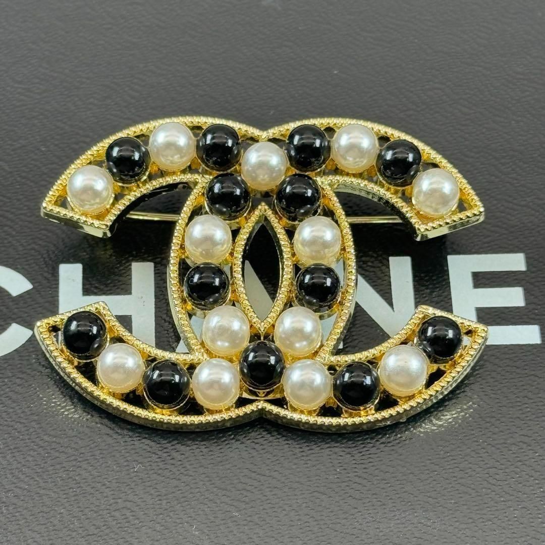 CHANEL(シャネル)の2021年モデル　CHANEL シャネル　ココマーク　パール　ブローチ　B21K レディースのアクセサリー(ブローチ/コサージュ)の商品写真