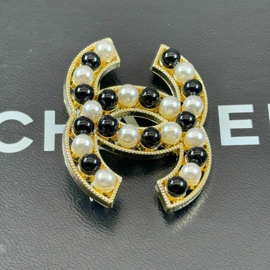 CHANEL(シャネル)の2021年モデル　CHANEL シャネル　ココマーク　パール　ブローチ　B21K レディースのアクセサリー(ブローチ/コサージュ)の商品写真