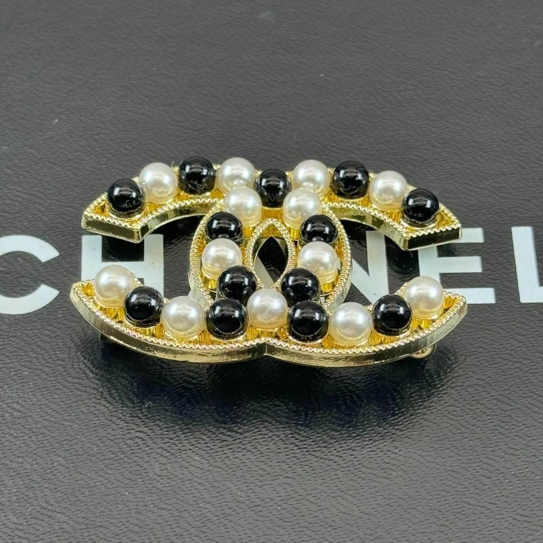 CHANEL(シャネル)の2021年モデル　CHANEL シャネル　ココマーク　パール　ブローチ　B21K レディースのアクセサリー(ブローチ/コサージュ)の商品写真