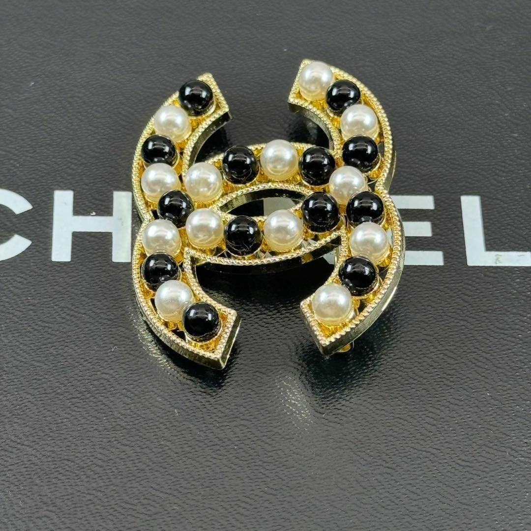 CHANEL(シャネル)の2021年モデル　CHANEL シャネル　ココマーク　パール　ブローチ　B21K レディースのアクセサリー(ブローチ/コサージュ)の商品写真