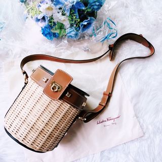 サルヴァトーレフェラガモ(Salvatore Ferragamo)の美品　サルバトーレフェラガモ  かご　バケツ　バッグ　ショルダー　ガンチーニ(ショルダーバッグ)