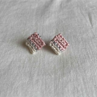 刺繍糸で編んだピアス(ライトピンク)(ピアス)