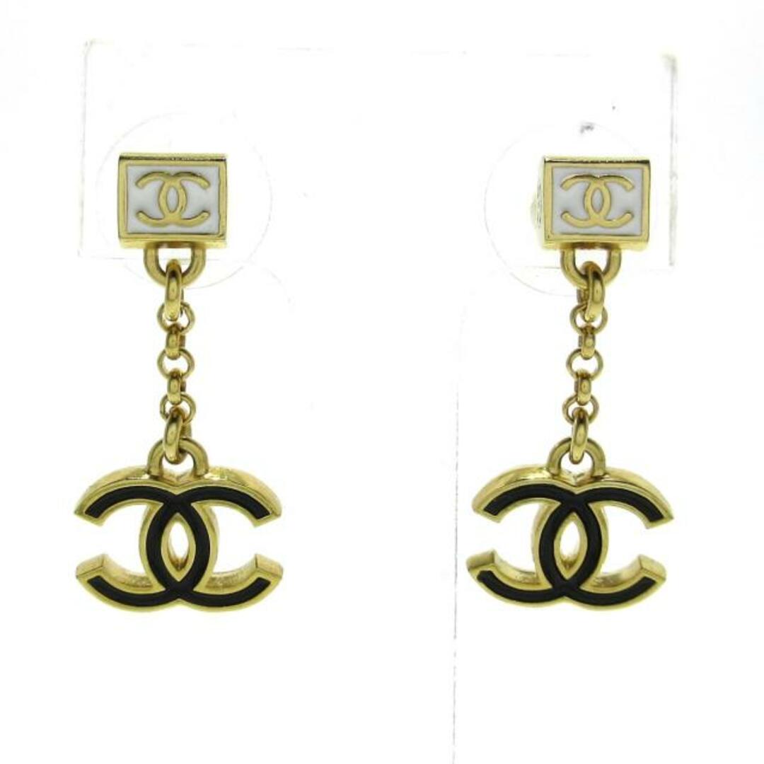 CHANEL(シャネル) ピアス美品 - 金属素材 ゴールド×黒×白 ココマーク CHANEL(シャネル) ピアス美品 - 金属素材 ゴールド×黒×白 ココマーク
