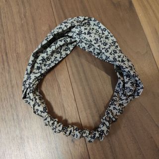 美品! ヘアバンド 小花柄(ヘアバンド)