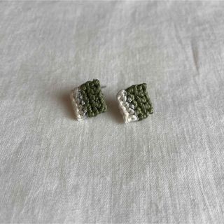 刺繍糸で編んだピアス(モスグリーン)(ピアス)