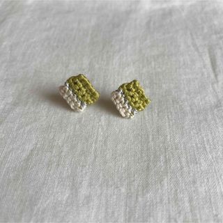 刺繍糸で編んだピアス(モスイエロー)(ピアス)