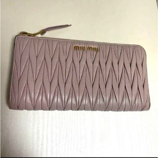 ミュウミュウ(miumiu)の美品 MIUMIU マトラッセ 長財布 ピンク ピンクベージュ(財布)