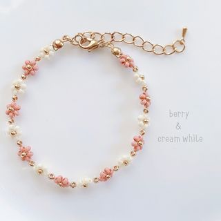 韓国ビーズ♡フラワーブレスレット＼Cream white×Berry／(ブレスレット/バングル)
