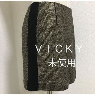 ビッキー(VICKY)の【未使用】VICKYゴールド横ラインスカート(ミニスカート)