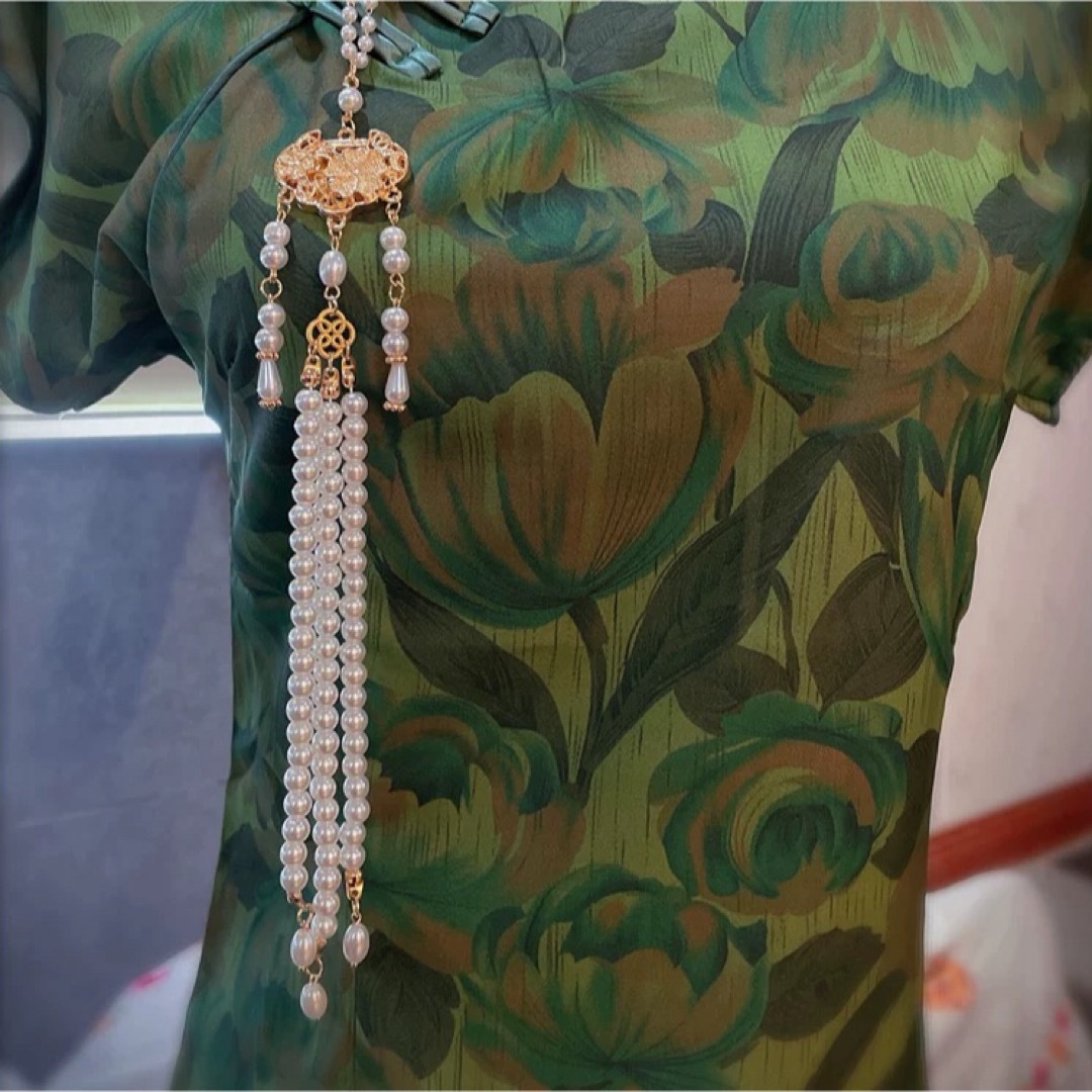 BODYLINE(ボディライン)の花絲平安鎖真珠四葉圧襟　白金色ブローチ　コサージュ　中華風　結婚式　着物和服漢服 レディースのアクセサリー(ブローチ/コサージュ)の商品写真
