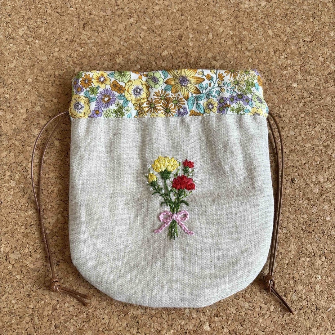 カーネーション　花刺繍入　巾着ポーチ　ハンドメイド ハンドメイドのファッション小物(ポーチ)の商品写真