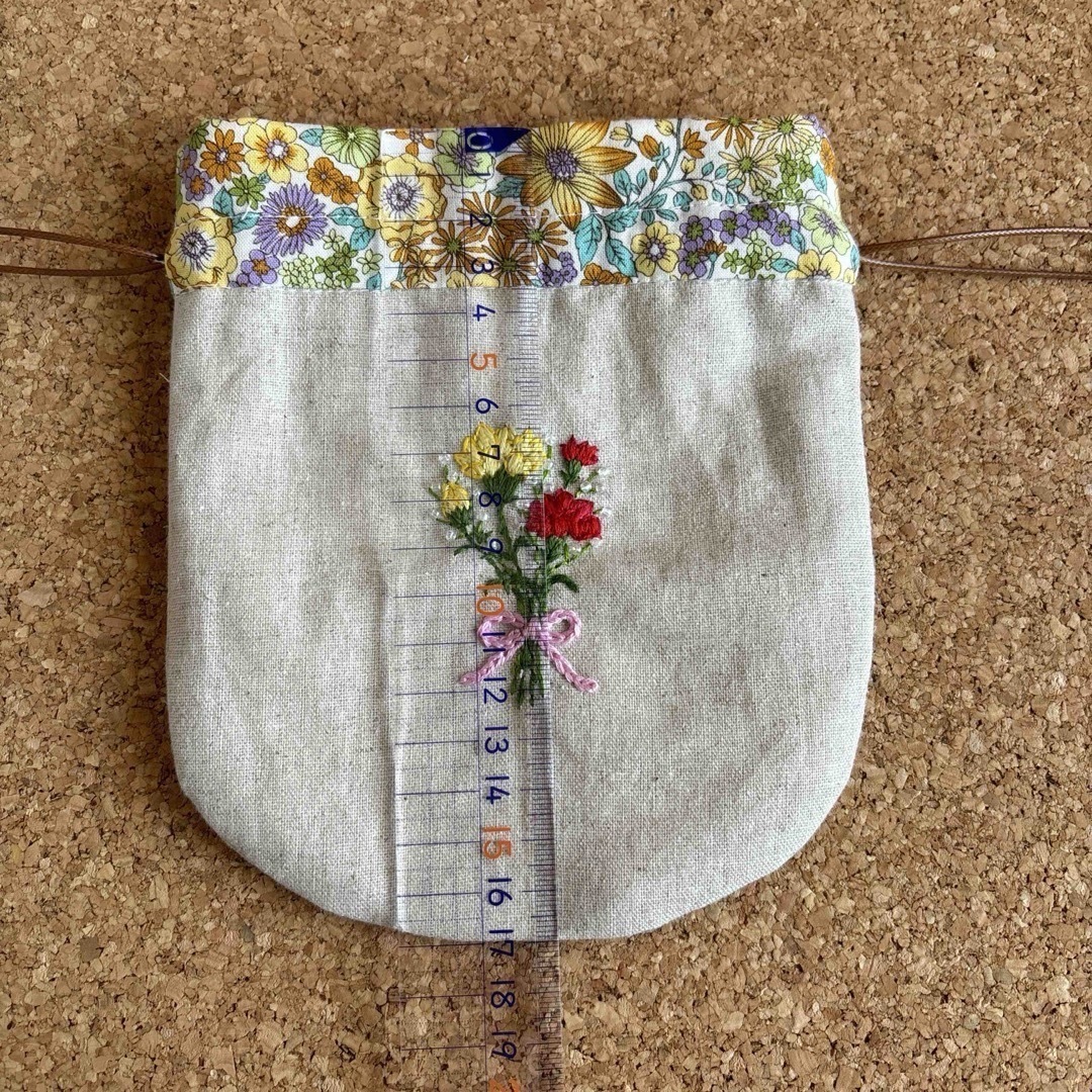 カーネーション　花刺繍入　巾着ポーチ　ハンドメイド ハンドメイドのファッション小物(ポーチ)の商品写真