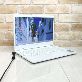 フジツウ(富士通)の71【小型軽量♥SSD256GB】カメラ付き♥初心者向けノートパソコン(ノートPC)