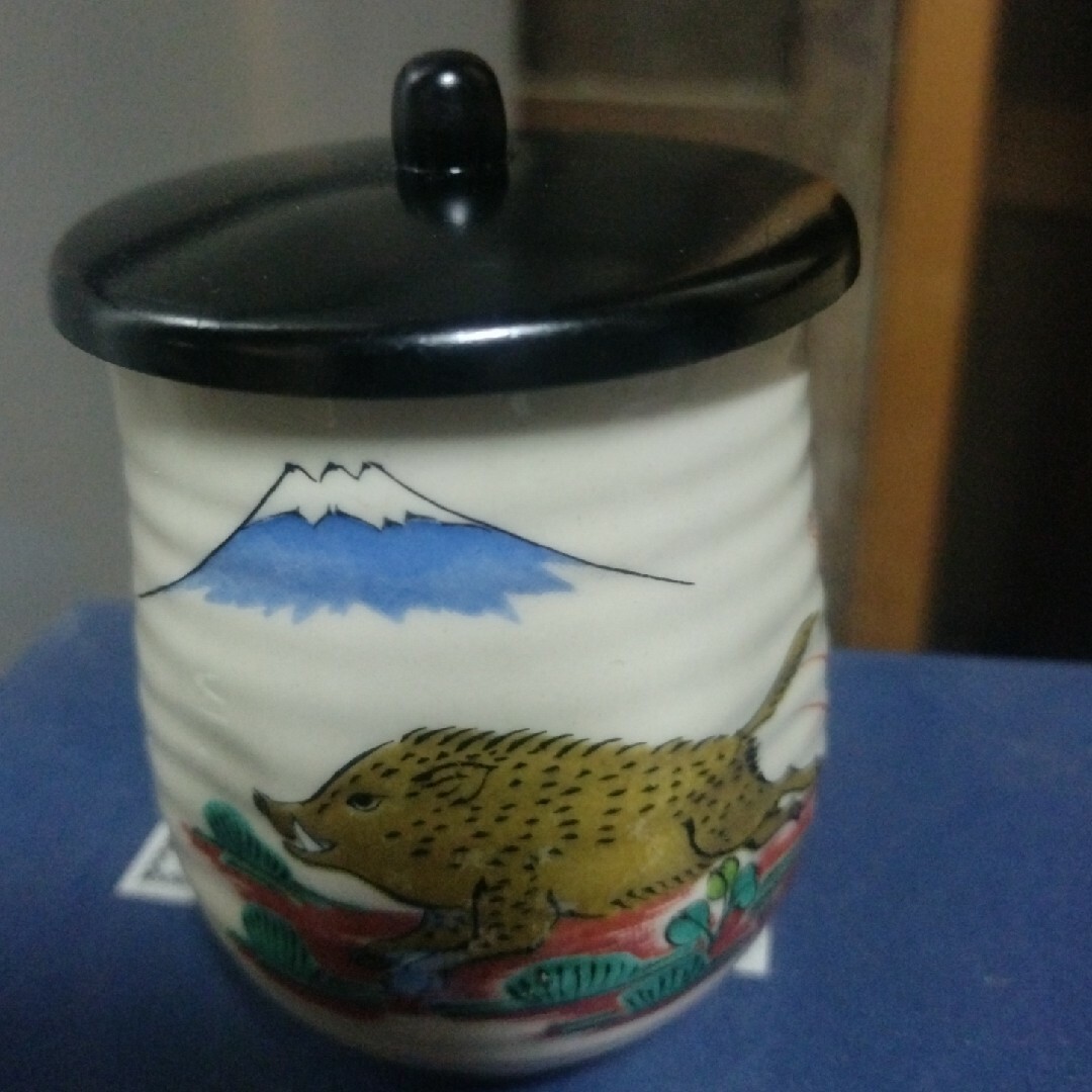 九谷焼　湯呑み　蓋付き　猪　富士山 インテリア/住まい/日用品のキッチン/食器(食器)の商品写真