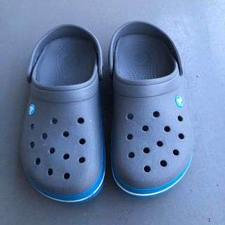 クロックス(crocs)のクロックス　サンダル　グレー　M7 | W9 25cm(サンダル)