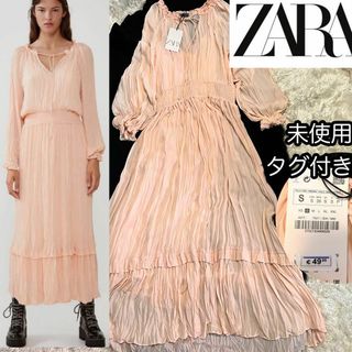 ザラ(ZARA)の未使用タグ付き【ZARA ザラ】シャーリングマキシワンピース 薄いサーモンピンク(ロングワンピース/マキシワンピース)