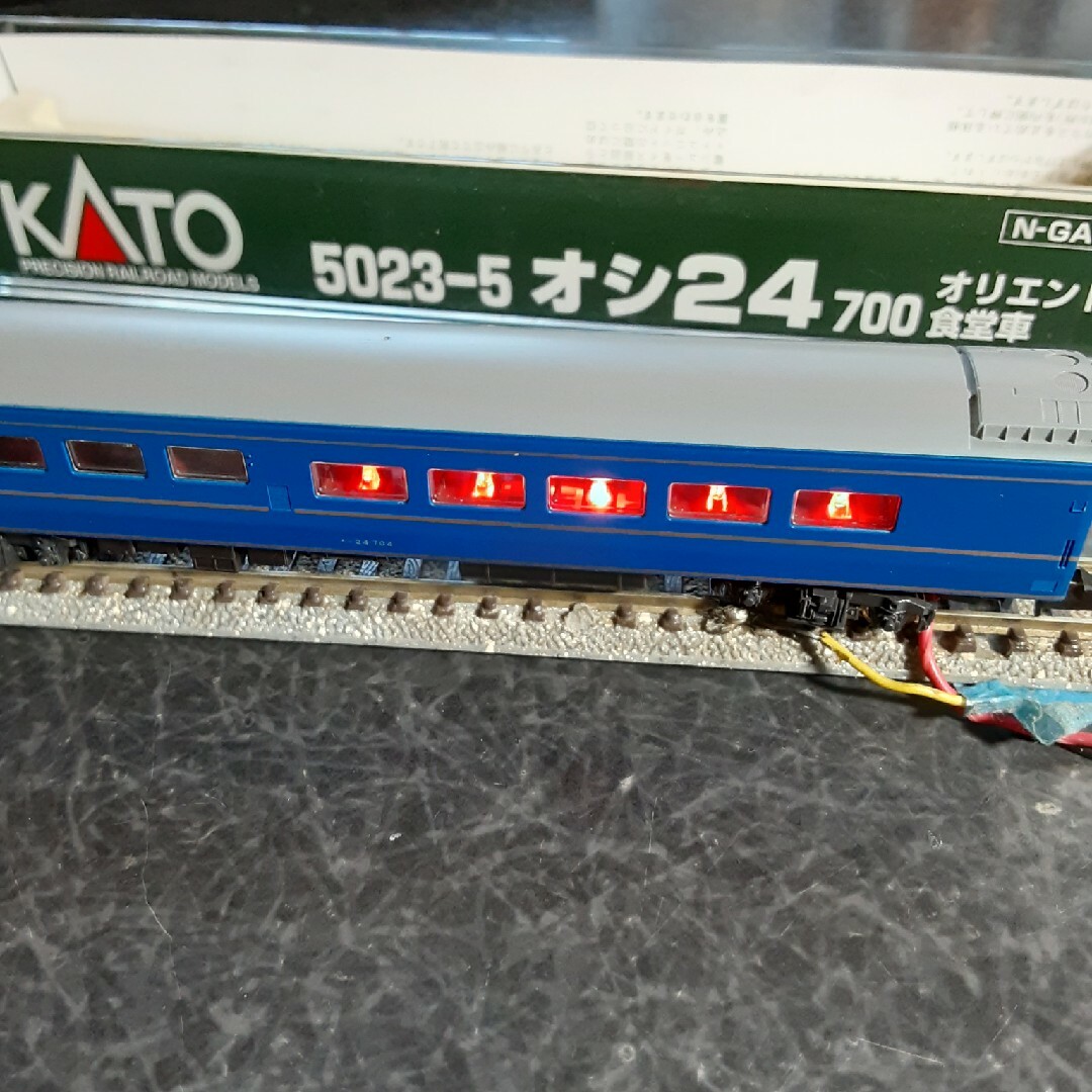 KATO`(カトー)のKATO`5023-5 オシ24 テーブルライト点灯 エンタメ/ホビーのおもちゃ/ぬいぐるみ(鉄道模型)の商品写真