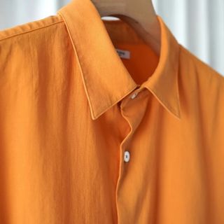 コモリ(COMOLI)のMAATEE＆SONS  CHARLES チャールズ ORANGE(シャツ)