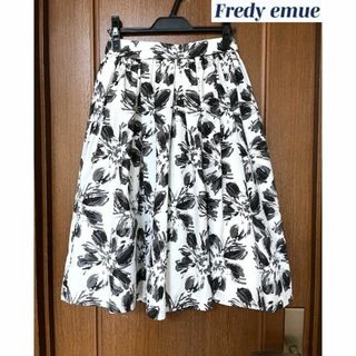 フレディエミュ(fredy emue)の新品同様フレディ エミュ★花柄プリントギャザースカート(ひざ丈スカート)