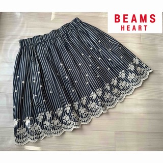 ビームス(BEAMS)のBEAMS HEART(ビームスハート)ストライプ&刺繍スカート(ネイビー)(ひざ丈スカート)
