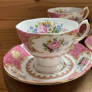 ロイヤルアルバート(ROYAL ALBERT)の【廃盤品】ロイヤルアルバート Lady Carlyle カップ＆ソーサー 2客(食器)