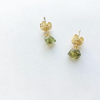 ペリドットの極小一粒ピアス(ピアス)