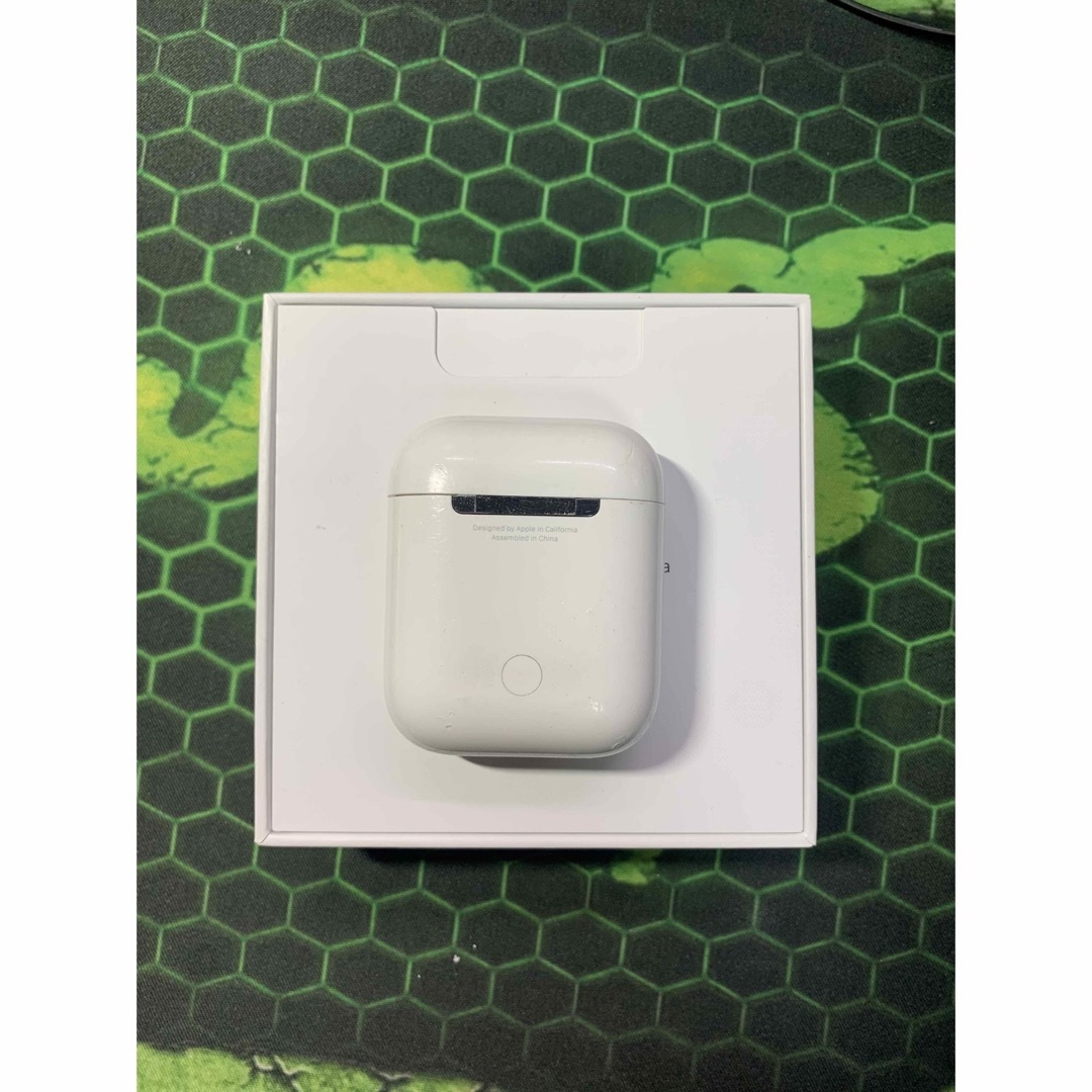 Apple(アップル)のApple AirPods 第二世代　充電ケース スマホ/家電/カメラのオーディオ機器(ヘッドフォン/イヤフォン)の商品写真