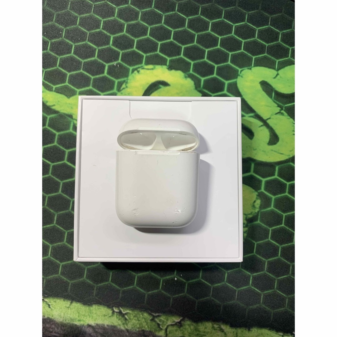 Apple(アップル)のApple AirPods 第二世代　充電ケース スマホ/家電/カメラのオーディオ機器(ヘッドフォン/イヤフォン)の商品写真