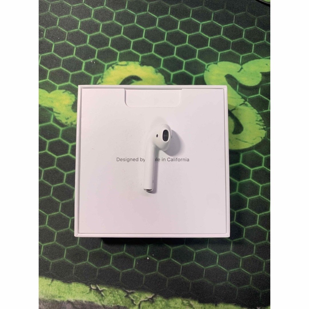 Apple(アップル)のApple AirPods 第二世代　右側　右耳　右 スマホ/家電/カメラのオーディオ機器(ヘッドフォン/イヤフォン)の商品写真