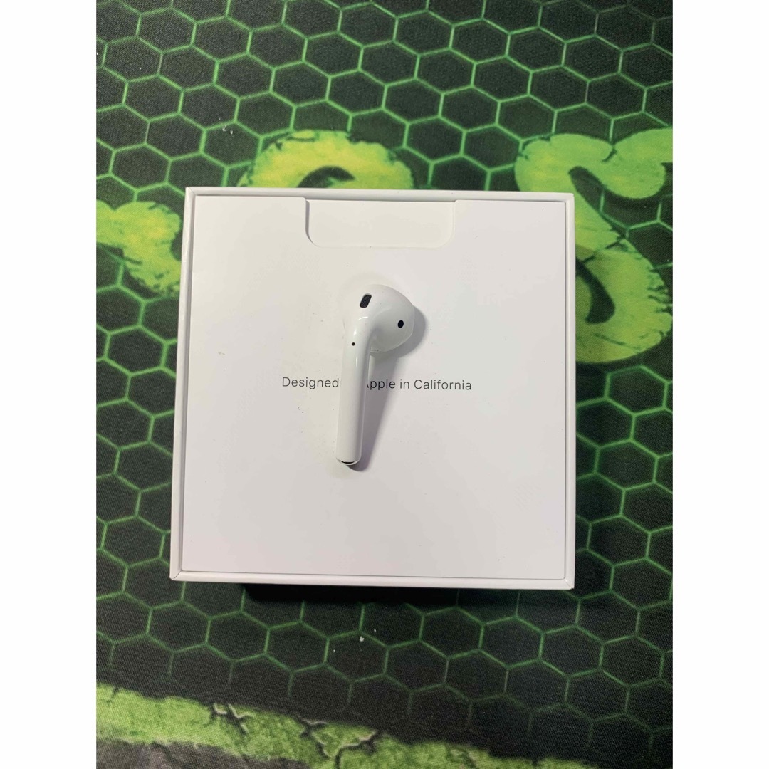 Apple(アップル)のApple AirPods 第二世代　右側　右耳　右 スマホ/家電/カメラのオーディオ機器(ヘッドフォン/イヤフォン)の商品写真