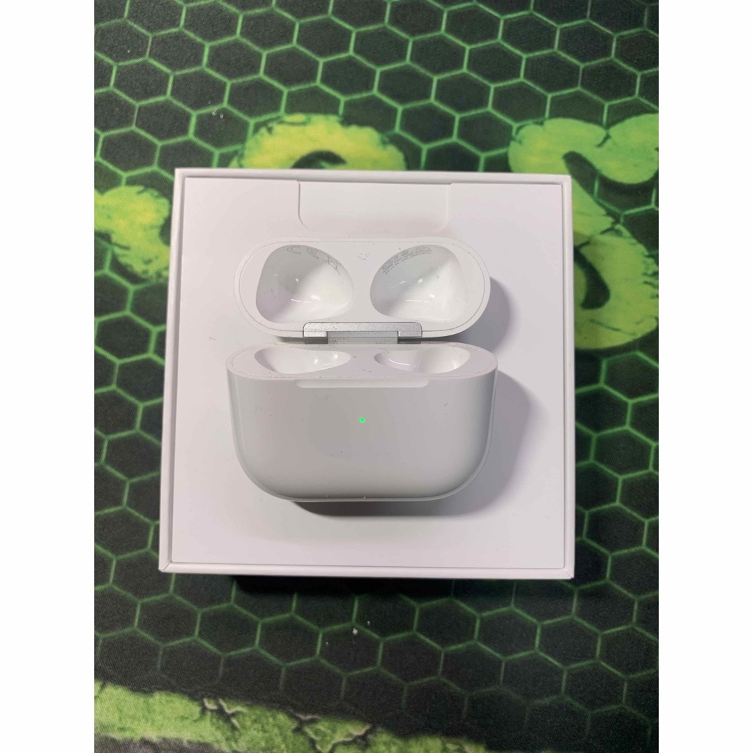 Apple AirPods 第3世代　充電ケース スマホ/家電/カメラのオーディオ機器(ヘッドフォン/イヤフォン)の商品写真